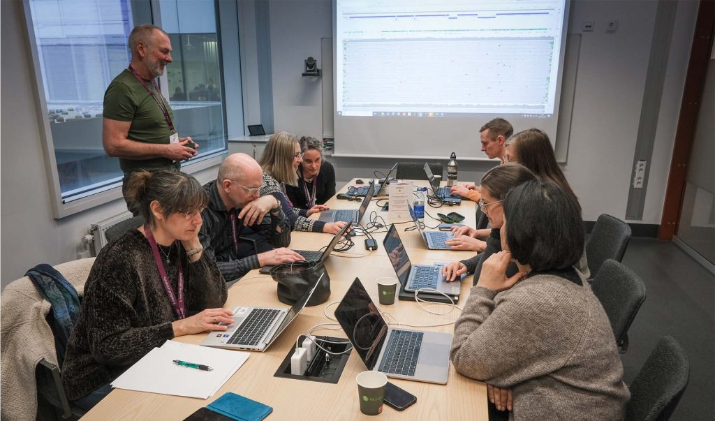 Grupparbete kring datorskärmar.