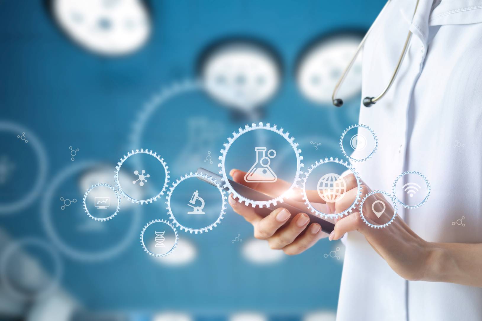 Läkare med smartphone och stetoskop, omgiven av digitala ikoner för medicinsk teknik.