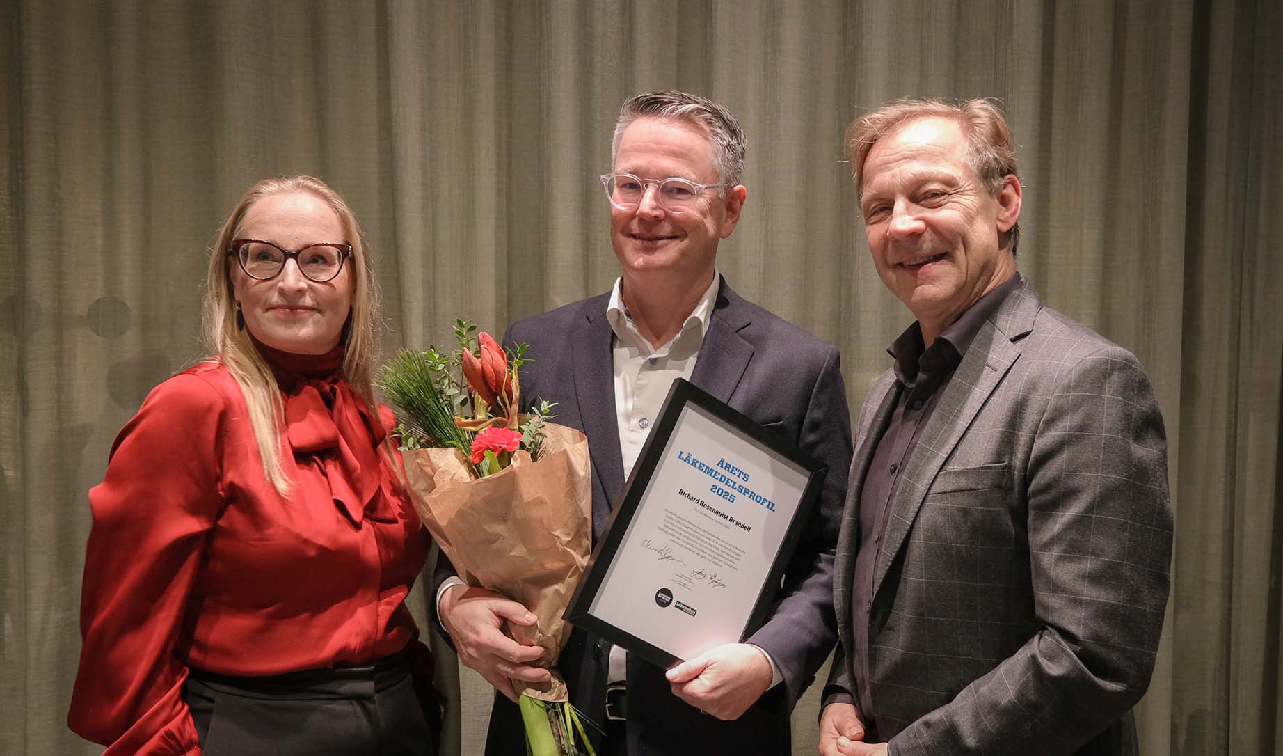 Richard Rosenquist Brandell med plakett och blombukett.