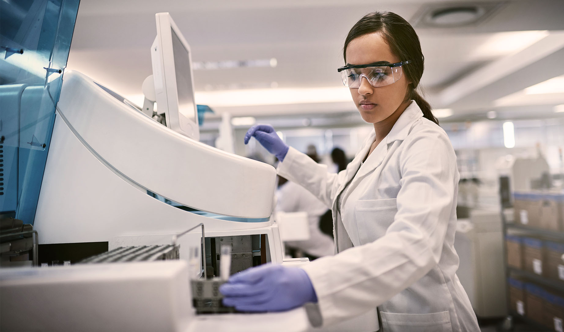 Kvinna arbetar på laboratorium.