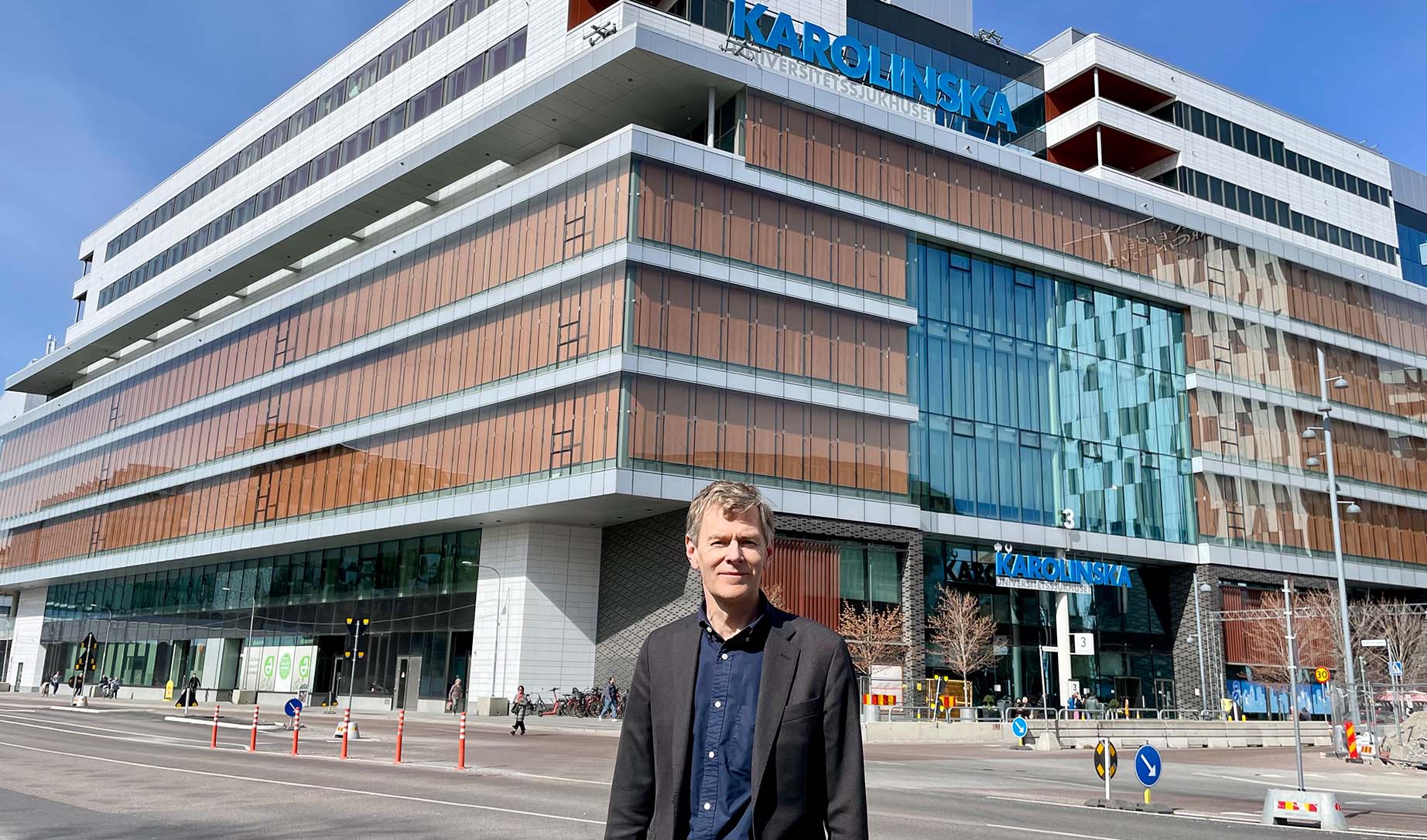Tobias Allander framför Karolinska Universitetssjukhuset